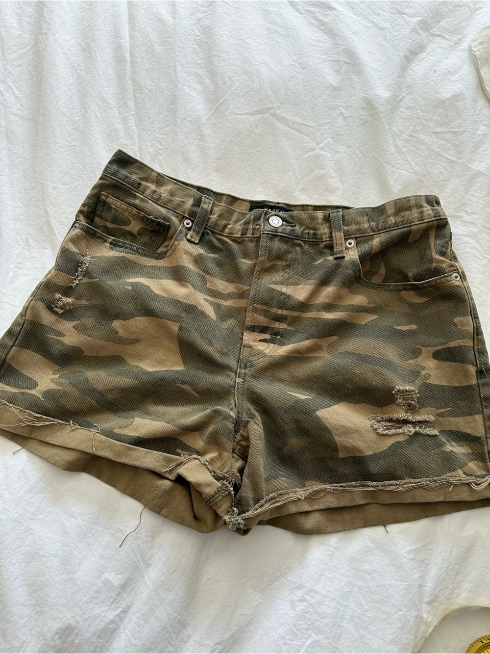 Lucky Brand Women's Camo Distressed Shorts, size 10 - Picture 3 of 11
